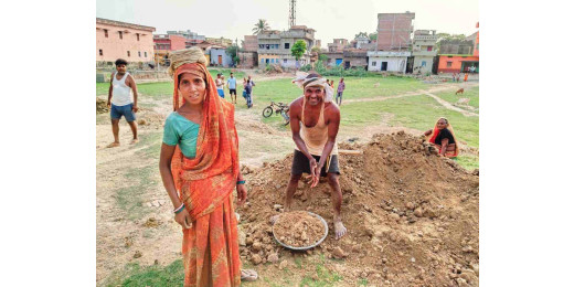 चंदा जमा कर सड़क बना रहे ग्रामीण, जनप्रतिनिधियों ने नहीं की मदद